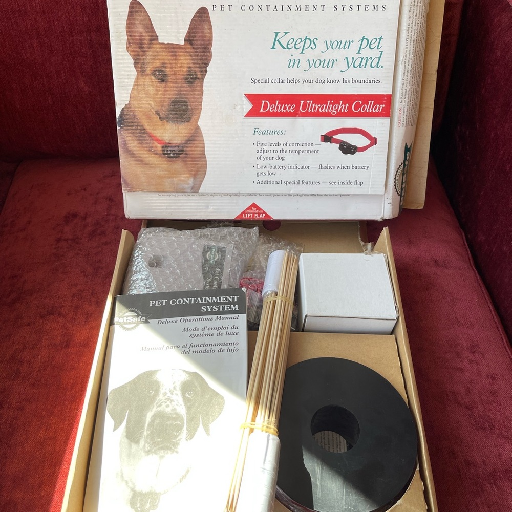 New old stock damaged box. petsafe DELUXE radio dog invisible fence PRF-304W
